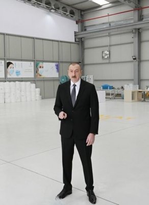 İlham Əliyev və Mehriban Əliyeva tibbi maska istehsalı müəssisəsinin açılışında — YENİLƏNİB