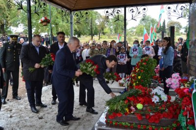 İsmayıllıda Kəlbəcərdən olan şəhidin məzarı ziyarət edilib İsmayıllıda Kəlbəcərdən olan şəhidin məzarı ziyarət edilib