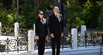 Prezident və xanımı Ulu Öndər Heydər Əliyevin məzarını ziyarət ediblər