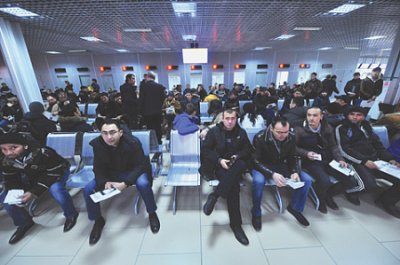 İşləməyə qürbət ölkə... - Rusiyadan qovulan miqrantlar başqa ölkələrə axışır