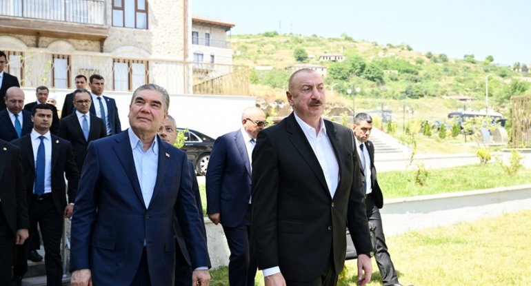 İlham Əliyev və Qurbanqulu Berdiməhəmmədov Şuşada inşa edilən birinci yaşayış kompleksində olublar