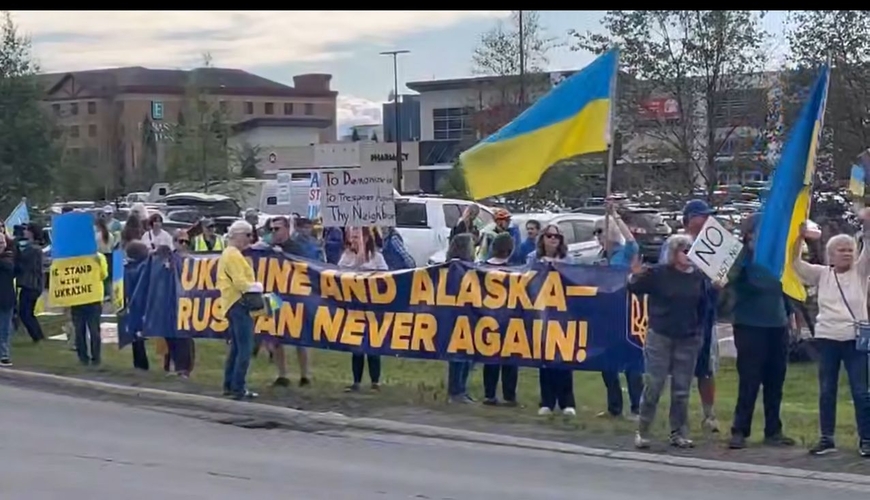Putin və Rusiya nümayəndə heyəti Alyaskada Ukrayna bayraqları ilə qarşılandı