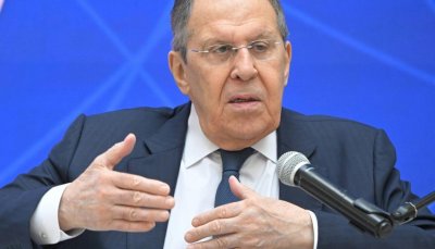 Putindən əvvəl Alyaskaya gedən Lavrovun geyimi diqqət çəkdi - Görün üstündə nə yazılıb - VİDEO