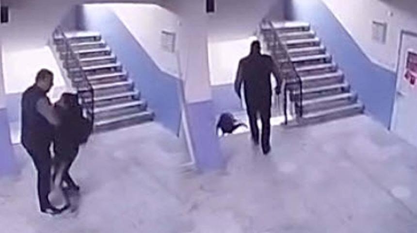 Məktəb direktoru autizmli şagirdi pilləkənlərdən itələdi - SKANDAL GÖRÜNTÜLƏR