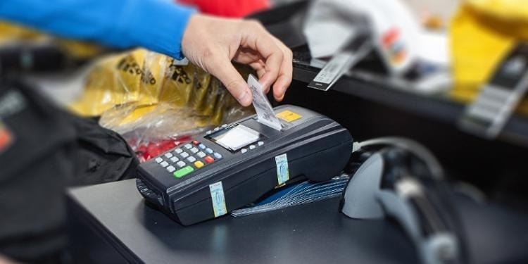 Nağd ödəyənə ucuz, kartla baha: Alıcı niyə aldadılır?