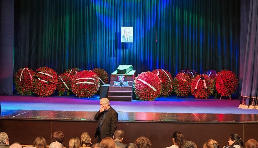 Rasim Balayevin qardaşı vida mərasimində zalı niyə tərk EDİB?