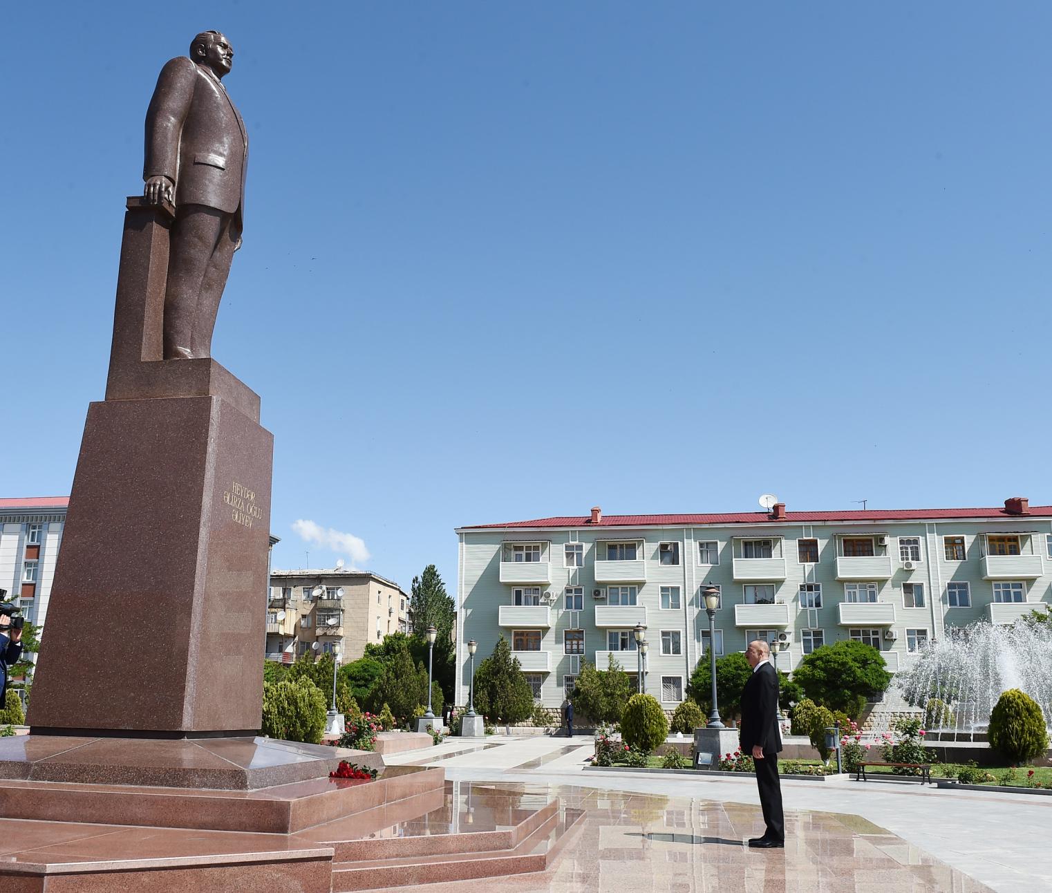 İlham Əliyev Tbilisidə Qəhrəmanlar Memorialını  və Ümummilli Lider Heydər Əliyevin abidəsini ziyarət edib