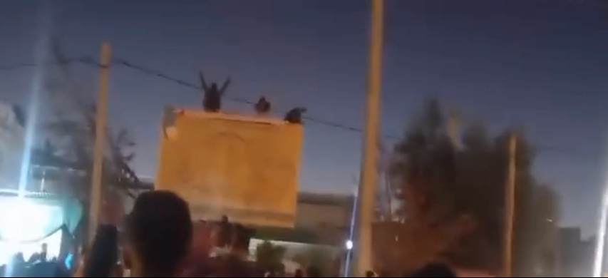 İran ÇALXALANIR: Etirazçılar 2 şəhəri nəzarətə götürdü: Tehranda küçələrə Trampın adı verildi